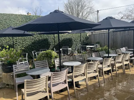 Priory Tearooms Burford with Rooms Отели рядом с достопримечательностью «The Great House»