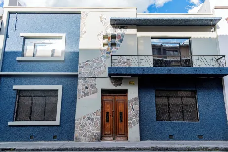 Casa 11-24 by Casa Bolivar