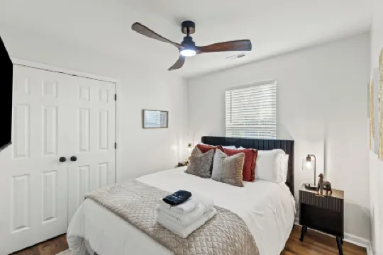 The Luxe/Hot Tub/Playground/12 Min to Horse Park