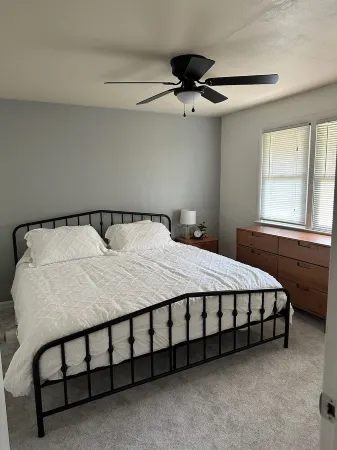 Charming 3-bedroom townhome with AC and WiFi in Greensburg