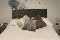 1 Bed - Sleeps 4 - Parking Pets Wifi Hotels near Mr Fish & Kebab