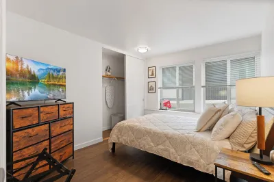 Stylish 1-bedroom apartment in U-District two blocks to Light Rail! Hotell i University District