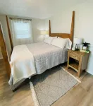 Water’s Edge Retreat, Charming 2-bedroom Lake House, marvelous Shipshewana