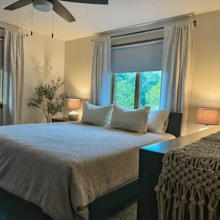 Honey Run King Suite ~Between Millersburg & Berlin