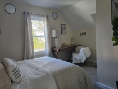 Great Group Gathering Spacious 5-bd/2.5 B house 2 Kitchens, Hot Tub, Large Yard