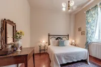 Independent villa with swimming pool and garden immersed in the Tuscan hills