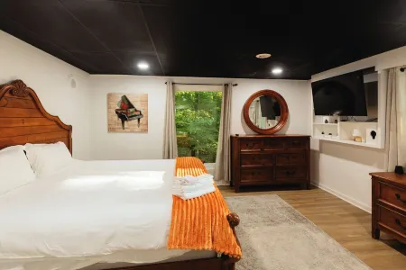 Clemson 3Br Family-Friendly Near Stadium with 75” TV and Indoor Putt Green Отели в г. Клемсон