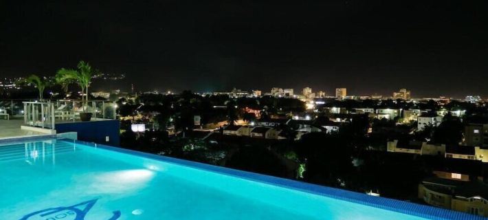 Apartment with Roof Top Pool. Hotéis em Kingston