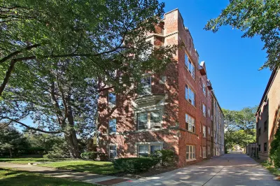 榆樹D2 Illinois Holocaust Museum & Education Center附近的飯店