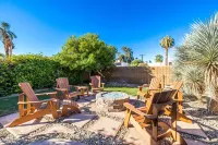 A Royal Desert Oasis with Epic Game Room - 3 stjerner