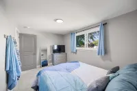 Charming 3-bedroom house on the Canal! Fireplace! Firepit! Pets Welcome! Macomb County 호텔