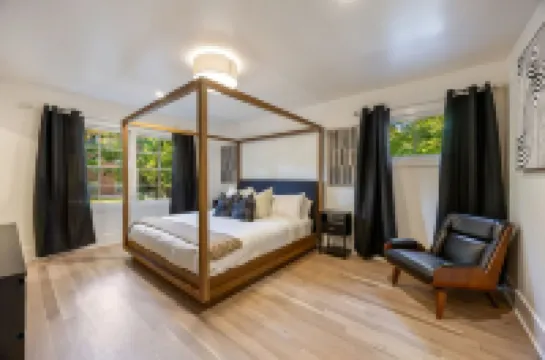 Buckhead Black House Spacious 5 Bedroom Mansion with Heated Pool - Lenox Atlanta