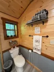 Falcons Nest cabin with AC and WiFi in enchanting Calhoun TN