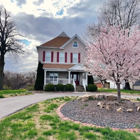 Elm Street Escape- Easy Access to Alton & STL