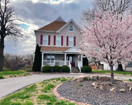 Elm Street Escape- Easy Access to Alton & STL Hotels in Alton