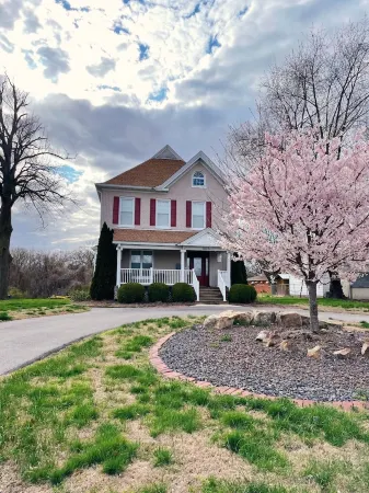 Elm Street Escape- Easy Access to Alton & STL