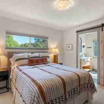 Rare Gem in Santa Fe 2-bedroom, with AC, Wi-Fi Rooms