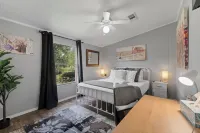 NEW Farmhouse! Hot tub, Fire Pit & Yard Games