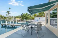IRB Oasis: 2 homes, Heated Salt Pool, Waterfront, Sleeps 14