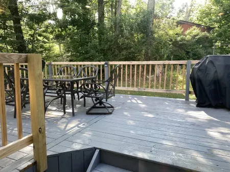 Pocono home away from home Отели рядом с достопримечательностью «Поконо Гарденс»