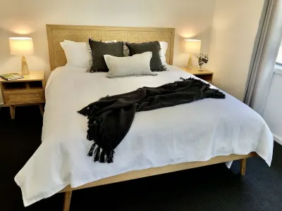 300 Mtrs To Town Centre - Modern 3 bedroom Home Hotels near Stony Creek Gallery