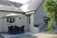 GITE 4/6P EN BORD DE LOIRE AVEC PISCINE CHAUFFEE Hotels in Veuves