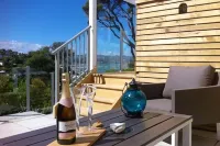 Aspen Cottage - Stylish Cottage with Sea Views Hotels in Porirua