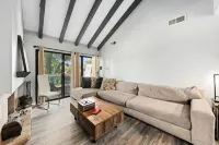 Perfect 2 bedroom 2 bath condo with a pool and gym Hotels in Arden-Arcade