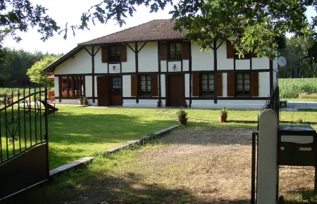 Beautiful Barn ALL COMFORT - PRIVATE swimming pool, not overlooked - IN QUIET AREA Отели в г. Мимизан