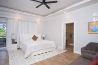 The Sun Seeker Villa Ja. 7 bedroom villa with butler & chef, and housekeeping. Hotels in 