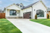 Luxurious House 5 mins away from Bishop Arts District Các khách sạn gần Patriot Soccer Field