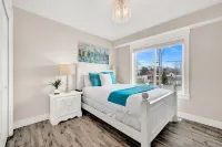 Entire Home, Sleeps 18, Private Outdoor Hot Tub, Pool Table, Near Ski Resorts Hotels in West Haven