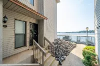 Perfectly located Lake Hamilton lake front condo. 5 miles to Oaklawn Race Track