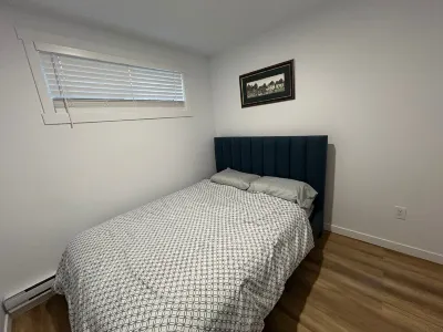 Cozy 2 Bedroom Basement โรงแรมใน