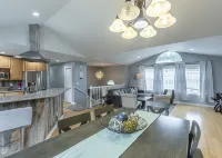 Gorgeous, spacious 2 floor home 3.5 miles from Airport