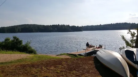 Charming Lake Cottage est 1903! Private and relaxing waterfront, family fun!