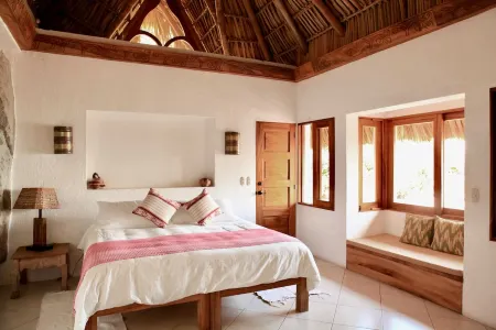 Exquisite Lake Front Villa: Private Cove, Sauna, Pizza Oven, Kayaks, SUPs