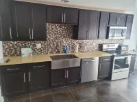 Spacious 3-bedroom, 2-bath condo, free parking/Oak Park Hotels in Oak Park