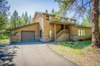 Cozy Sunriver Home w/ AC, Fireplace, HotTub, 8 SHARC Passes, Outdoor Heaven