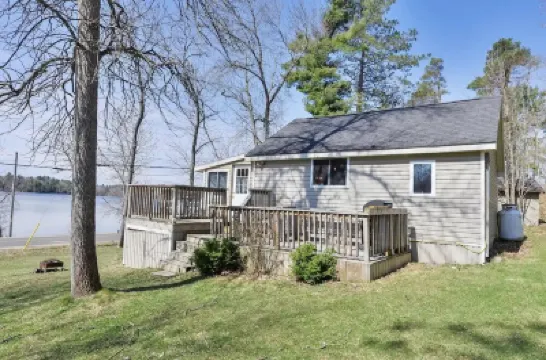 One Bedroom Cottage W/Loft By The Moon River Hotels near Lake Muskoka