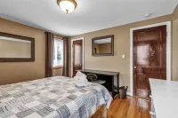 Gorgeous 2 Queen Bed North Buffalo Apartment with Free parking & 70 Inch TV