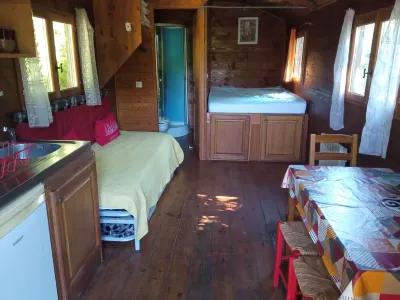 Gypsy caravan in the middle of the countryside in Mont-Saint-Michel bay for 2 to 4 people. Hotel dekat Jardin des Plantes