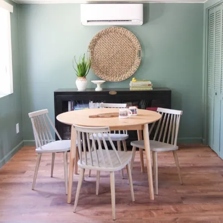 Perfectly located with 2 bike cruisers available to help you explore the town!