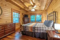 Fire Pit-Starlink Internet-Hot tub-Family Friendly-Cabin