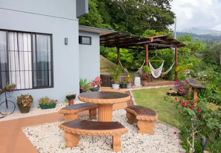 Splendid House with Jacuzzi surrounded by nature and incomparable tranquility Отели рядом с достопримечательностью «Университет Сан Хосе»