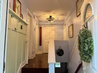Look no more! Charming retreat within city limits, near shops, parks and trails.