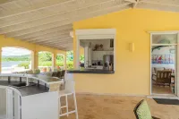 Wake up in paradise at this amazing villa for couples and families Hotels in Piccadilly