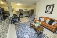 "Le Luxe" Penthouse 2 BR condo w/ AC, WiFi, complimentary Netflix & 24/7 sec