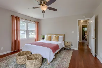 5BD Charming Home - Pool Table & Backyard Habitat for Humanity ReStore附近的飯店