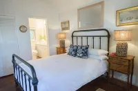 Unique waterfront Harbour Island getaway! 2 house compound with private dock!